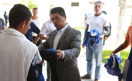 Presos reciben uniformes y balones de futbol en Culiacán