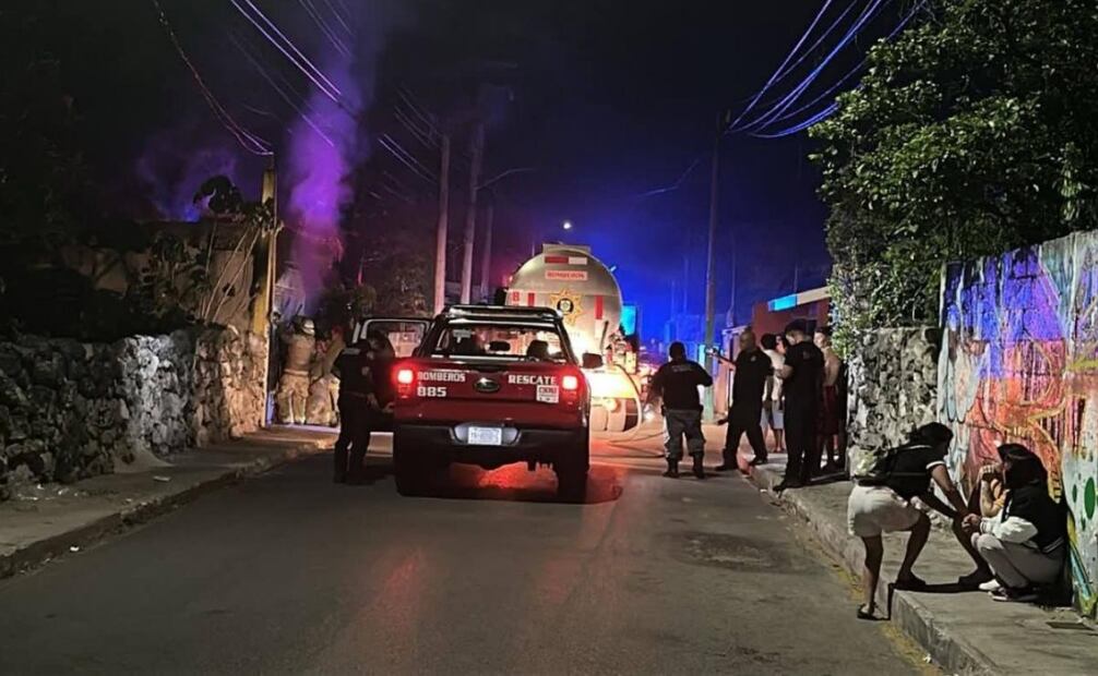 Rescatan a familia del fuego (16/06/2025). Foto: Especial