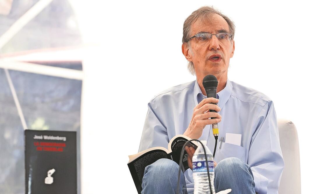 José Woldenberg presentó su publicación La democracia en tinieblas en la Feria del Libro en Coyoacán. Foto: Berenice Fregoso/ EL UNIVERSAL