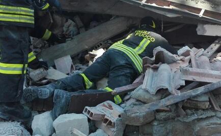 Rescatan a personas vivas bajo escombros por sismo