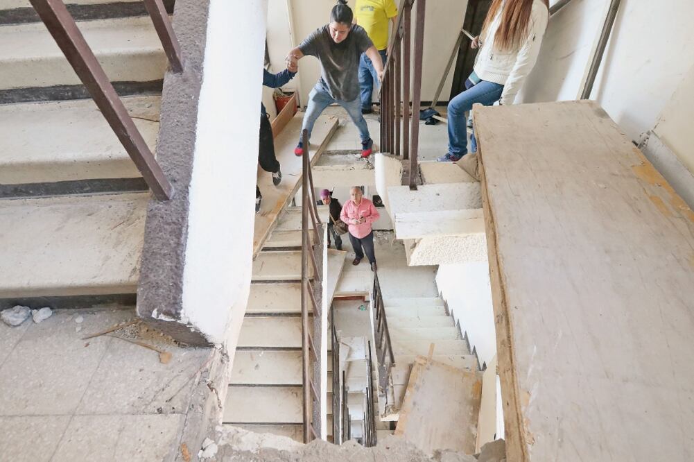 Habitantes del edificio Osa Mayor sacaron sus pertenencias por un sistema de cuerdas y poleas o mediante la separación que dejó el sismo del pasado 19 de septiembre en las escaleras. (Fotos: ARIEL OJEDA)