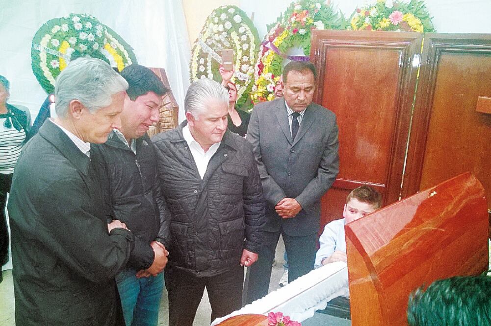 Francisco Rojas San Román fue velado ayer en su domicilio, acompañado de su familia y cientos de personas, entre ellas el gobernador Alfredo del Mazo Maza (JUAN MANUEL BARRERA. EL UNIVERSAL)