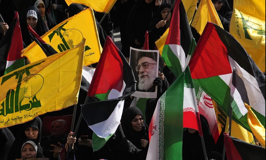 Miles de iraníes se congregaron en las calles de Teherán para celebrar el ataque con misiles de su país contra Israel, la víspera. Foto: AP