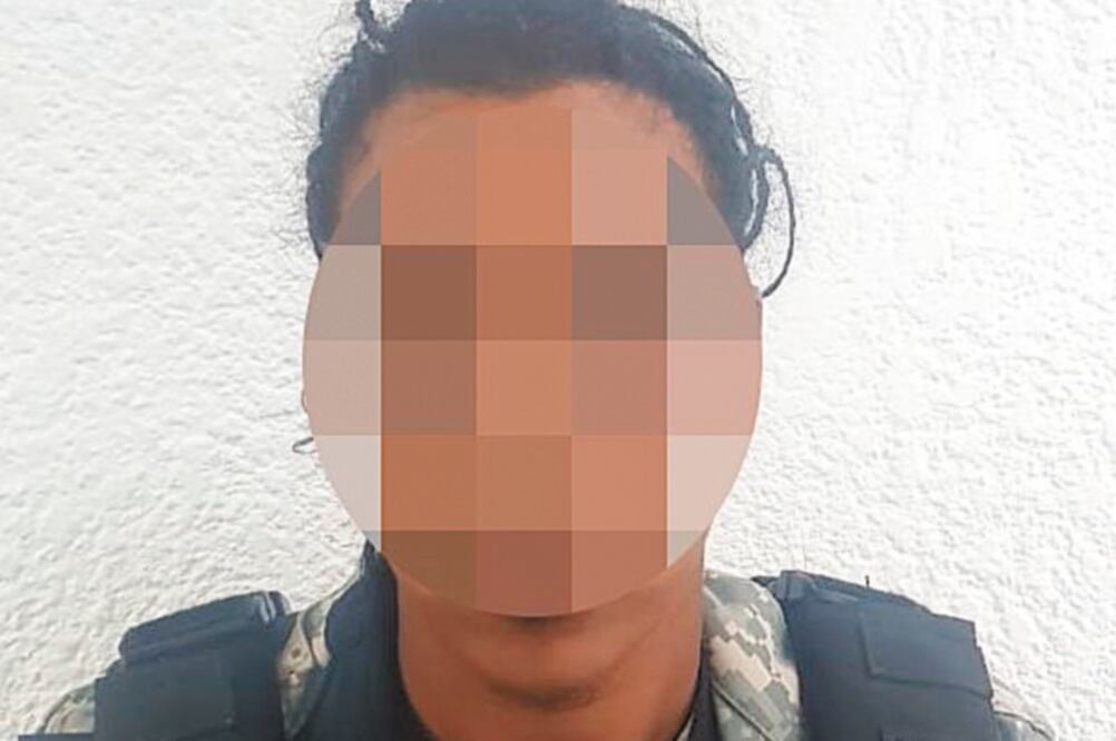 Aprehensión. En la imagen, uno de los hombres de entre 18 y 40 años que fue detenido y portaba chaleco antibalas. Foto: ESPECIAL