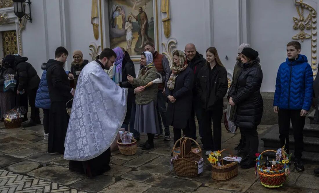 Fieles cristianos ortodoxos llevan sus canastas tradicionales de Pascua para que sean bendecidas, el domingo de Pascua en el recinto monástico de Pechersk Lavra. Foto: AP
