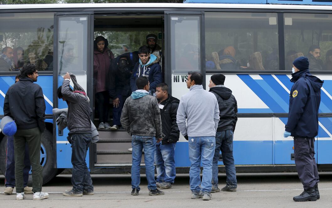 Varios autobuses llenos de migrantes llegaron el sábado por la mañana a la localidad fronteriza eslovena de Petisovci desde Croacia (REUTERS)