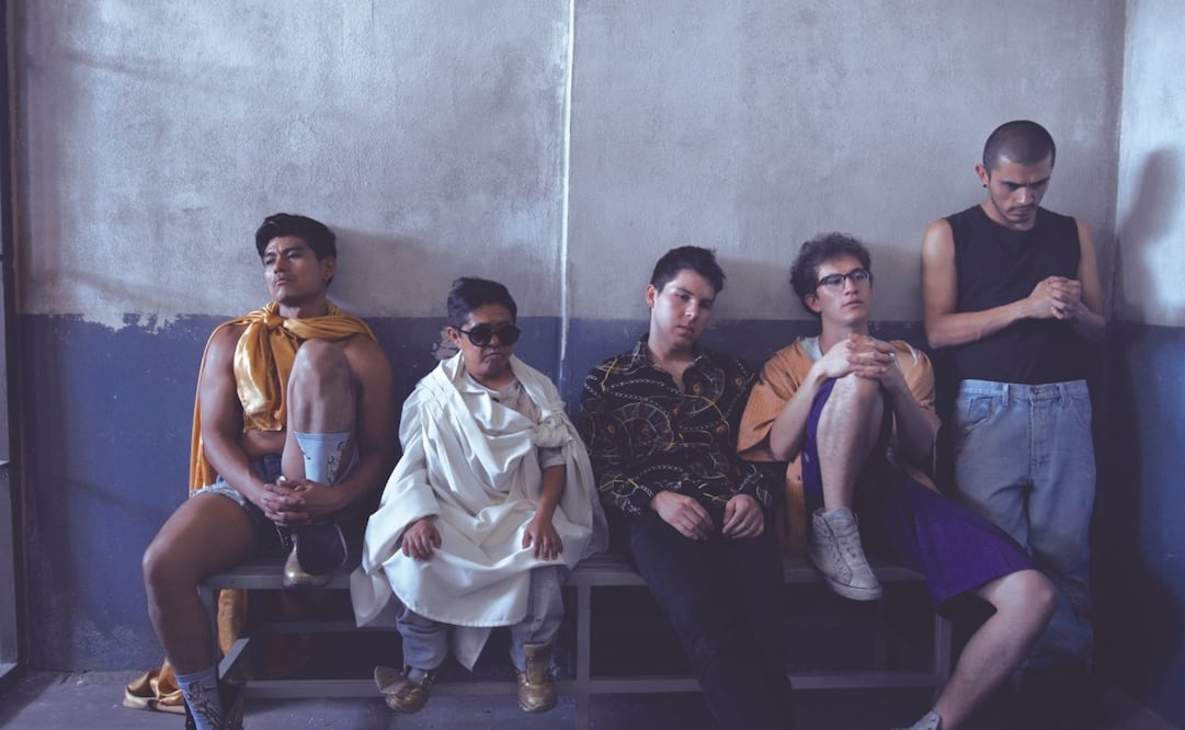 En el falso documental, un grupo de chicos se reúne para montar una obra en las calles de la CDMX. Foto: DODO ESCENAS