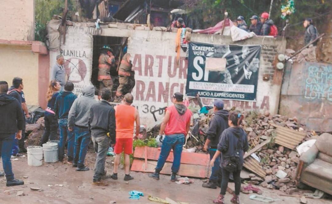 Bomberos y Protección Civil acudieron a la zona del deslave en la calle Salinas de Gortari para atender a las personas afectadas. Foto: Especial.