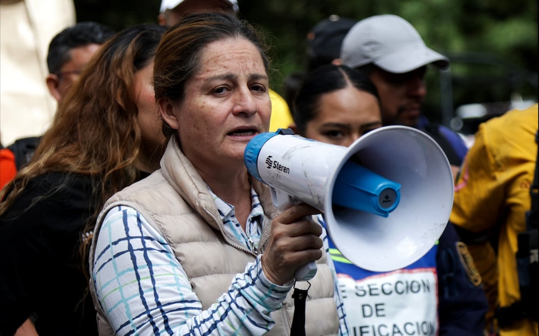 La señora Vanesa, mamá de Amelí, encabezó la búsqueda de su hija en el Pico del Águila; estuvo acompañada por elementos de la Sedena, Guardia Nacional, SSC y activistas, el viernes 25 de julio de 2025. Foto: Varlos Mejía/EL UNIVERSAL