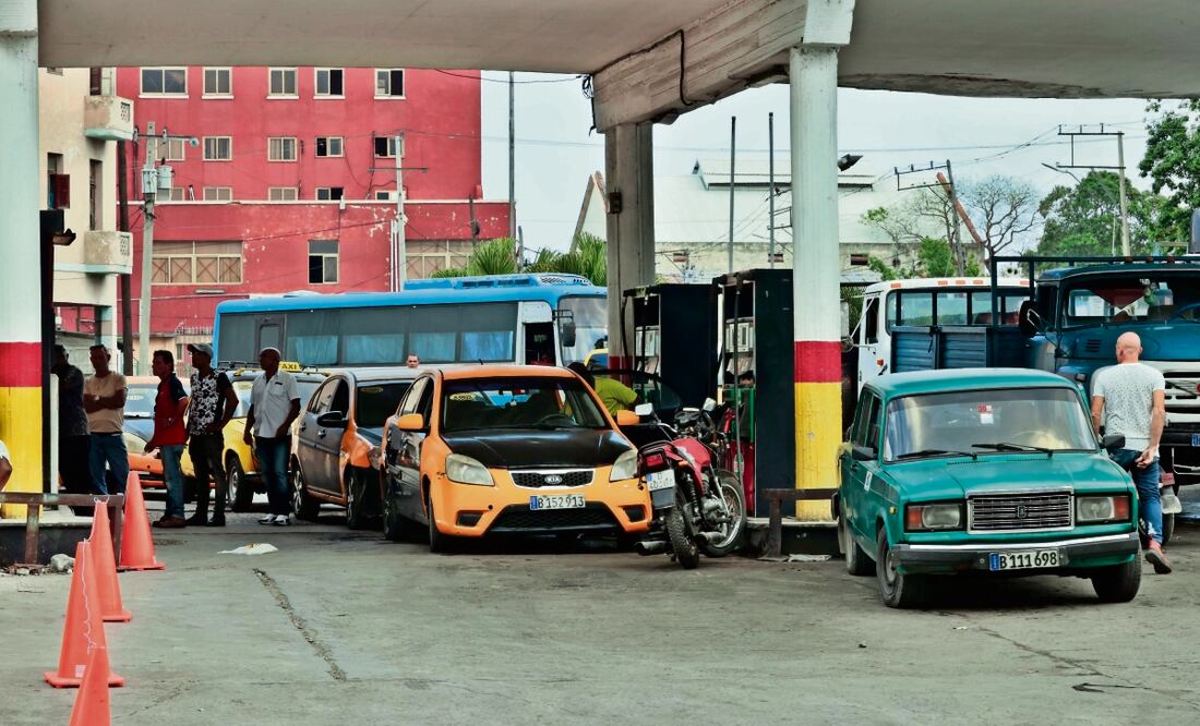 Con el alza los cubanon deberán pagar 5 mil 280 CUP (44 dólares) para llenar un tanque de 40 litros, cuando el salario promedio estatal apenas supera los 4 mil 200 CUP (35 dólares, al cambio oficial)