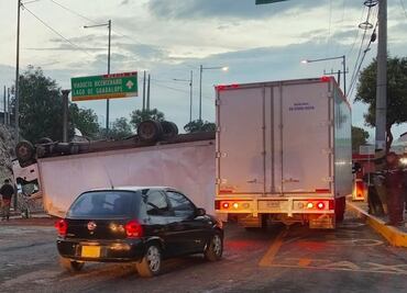 Tráiler cargado con impresoras vuelca en Tlalnepantla; cierre en Gustavo Baz provoca caos vial
