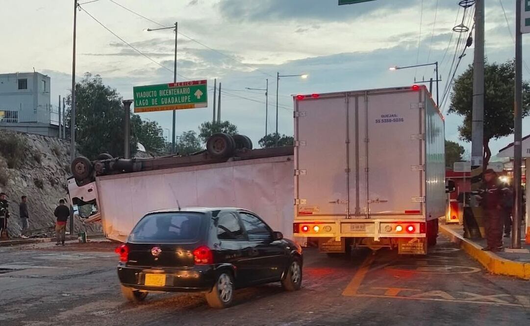 Video: Tráiler volcado sobre la Gustavo Baz paraliza el tráfico en Tlalnepantla. Foto: Especial