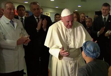 Niña del Hospital Infantil canta el Ave María al Papa