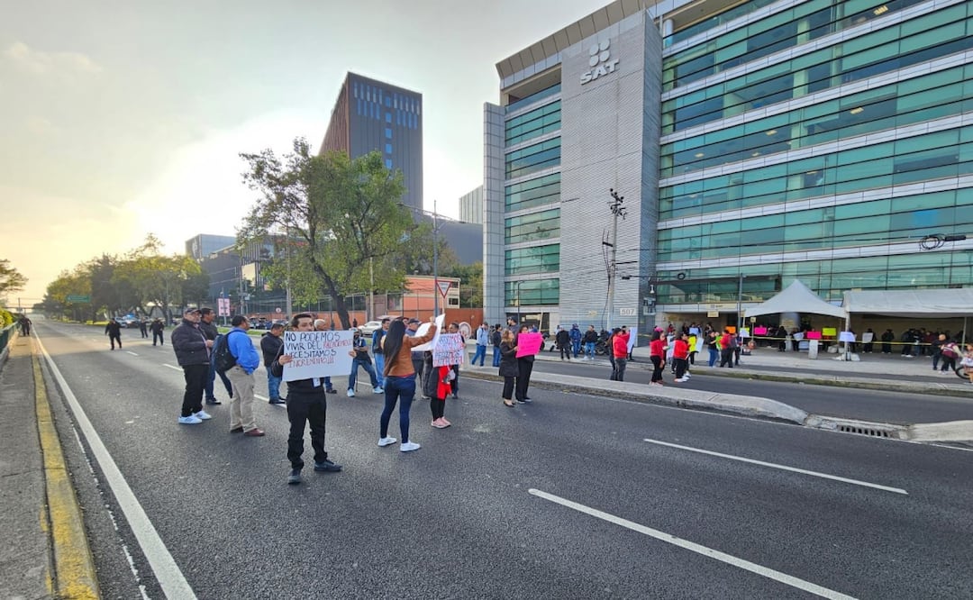 Trabajadores del SAT inician paro nacional y bloquean vialidades en la CDMX. Foto: Especial