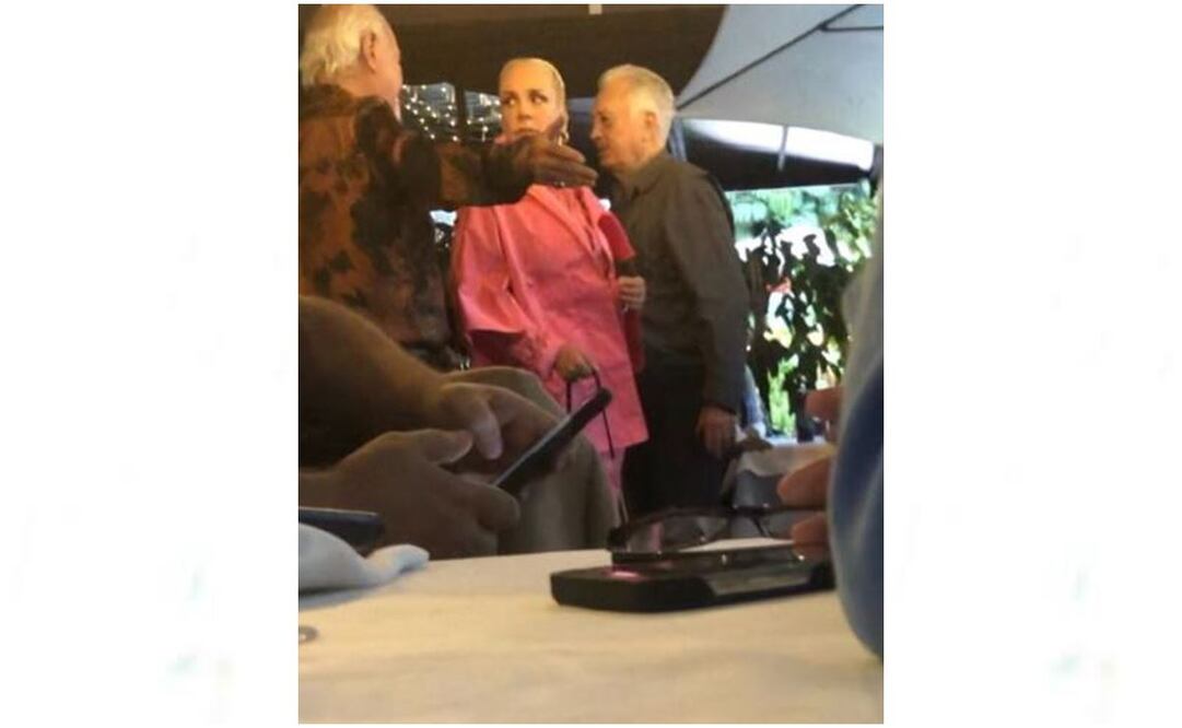 Captan momento en que Bartlett y su pareja son abucheados en restaurante de Polanco. Foto: @ferbelaunzaran