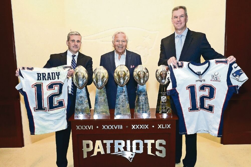 Robert Kraft (centro), dueño del equipo, agradeció la labor de la policía (AP)