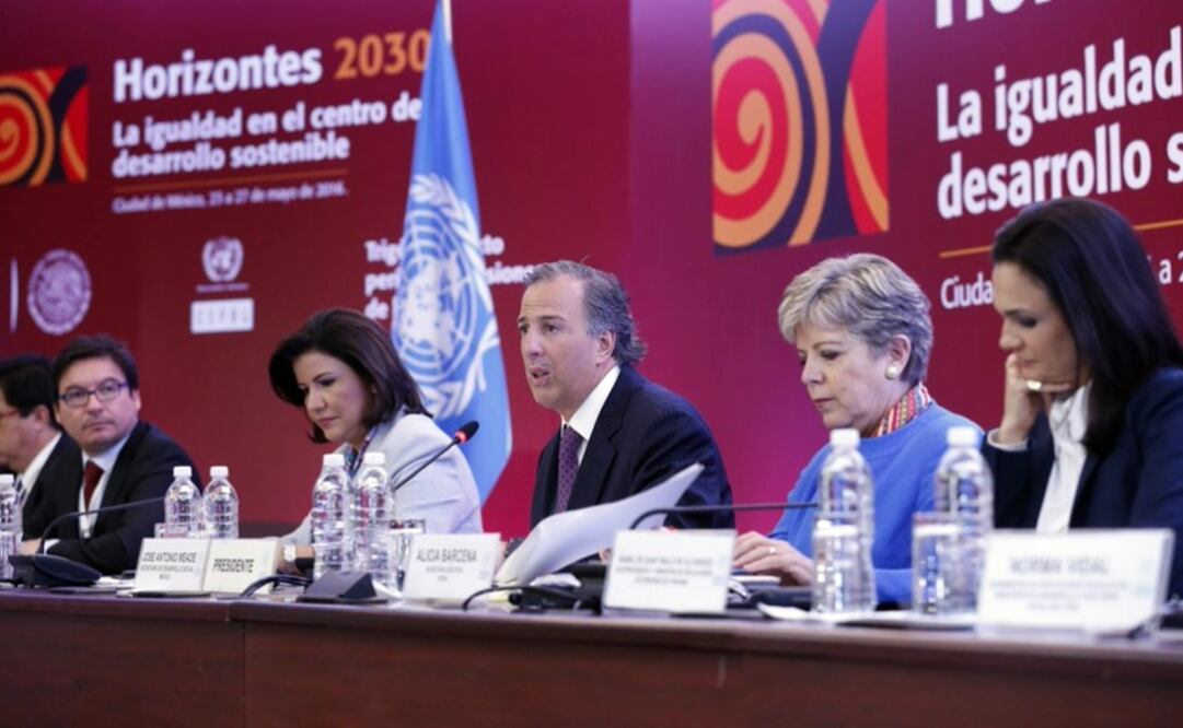 Meade Kuribreña participó como moderador en el panel “Políticas sociales para la igualdad. /Tomada de Twitter