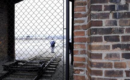 Prisión suspendida a personas que dañaron puerta de Auschwitz