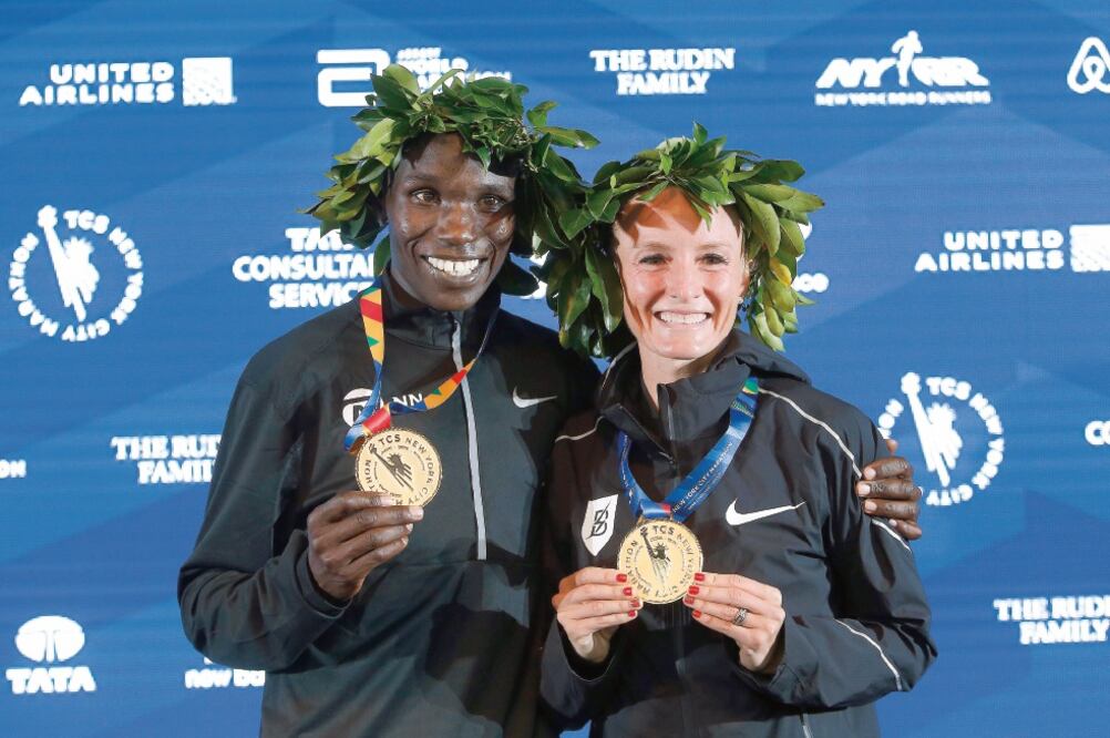 Kamworor nunca había ganado en los 42 kilómetros, y Flanagan es la primera estadounidense, en 40 años, que se lleva la prueba. (JASON DECROW. AP)