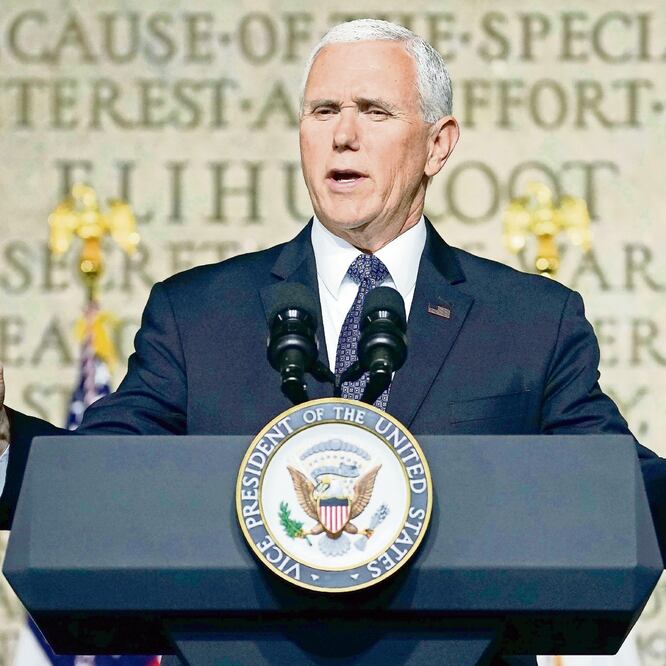 El vicepresidente Mike Pence ayer, durante una reunión del Consejo Espacial Nacional, en Washington. Pence defendió el plan de restringir el acceso a la ciudadanía de EU. AFP