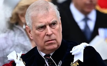 Andrés Mountbatten-Windsor, hermano del rey Carlos III, entrega su licencia para portar armas