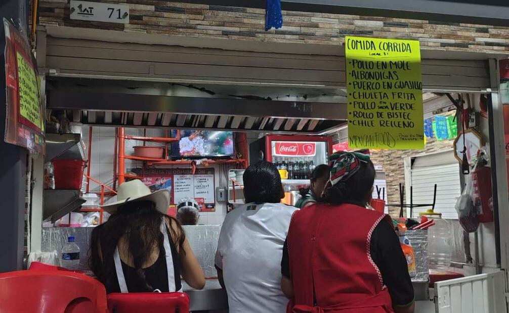 Afición mexicana y clientes del Mercado Huipulco observando el partido de futbol entre Inglaterra y México. Foto: Arantxa Meave / EL UNIVERSAL