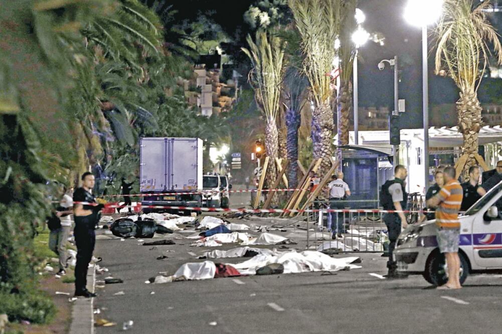 El 14 de julio, en el Día Nacional de Francia, Mohamed Lahouaiej Bouhlel, residente tunecino ligado al EI, arrolló a la multitud que celebraba en Niza (ARCHIVO. AP)