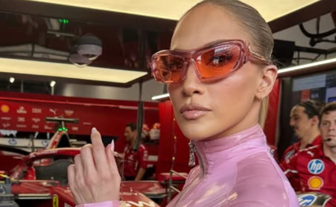 Jennifer López luce atrevido look rosa. Foto: Instagram oficial.