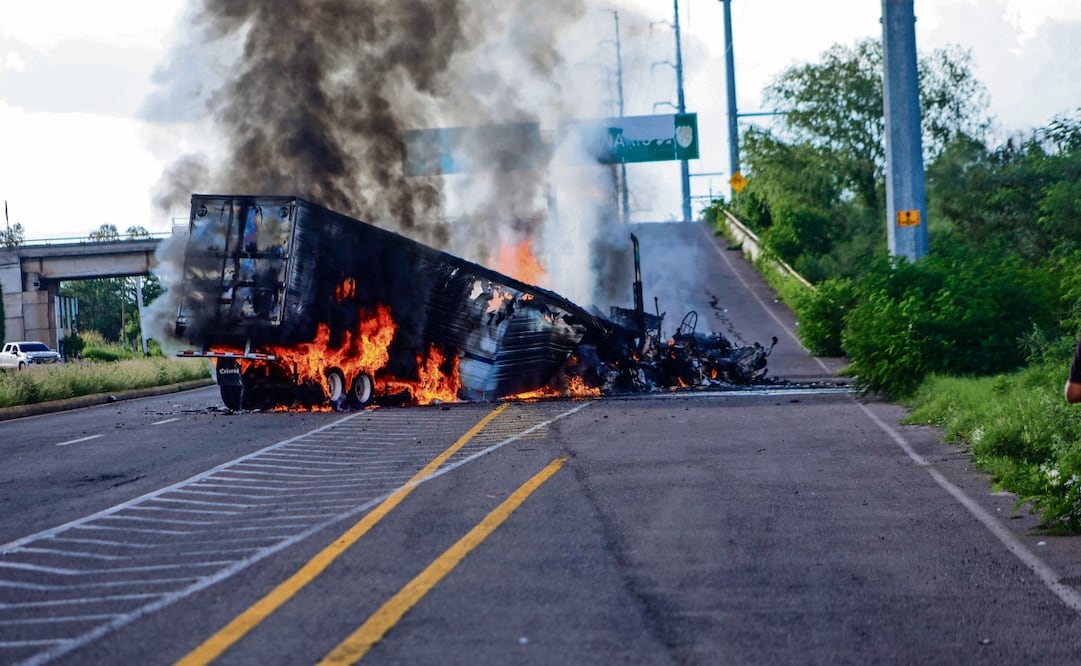 Un camión atacado por delincuentes se incendió en una vía rápida de Culiacán, Sinaloa, el 29 de agosto de 2024. Foto: José Betanzos / CUARTOSCURO
