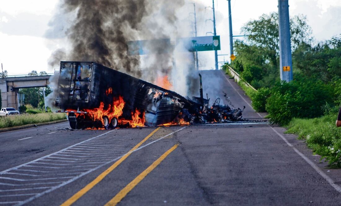 Un camión atacado por delincuentes se incendió en una vía rápida de Culiacán, Sinaloa, el 29 de agosto de 2024. Foto: José Betanzos / CUARTOSCURO