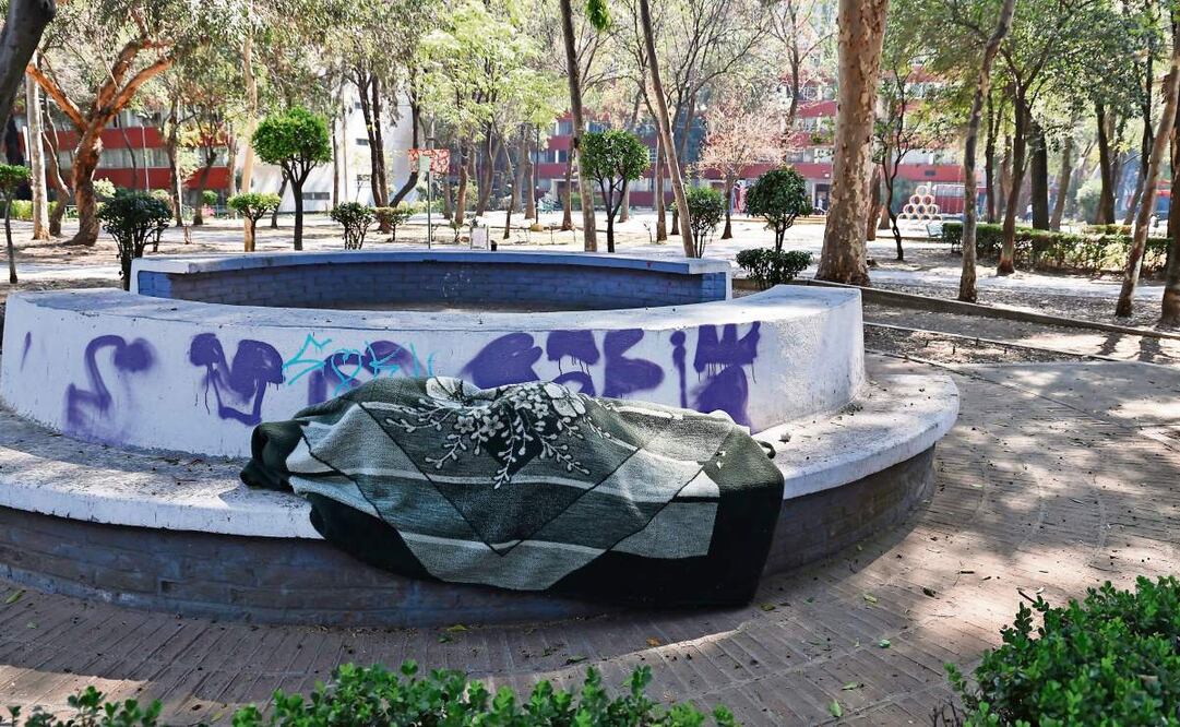 Por derechos humanos, la policía únicamente puede exhortar a las personas en situación de calle a retirarse de un lugar, explicó una inspectora. (26/03/2025) Foto: Berenice Fregoso | El Universal