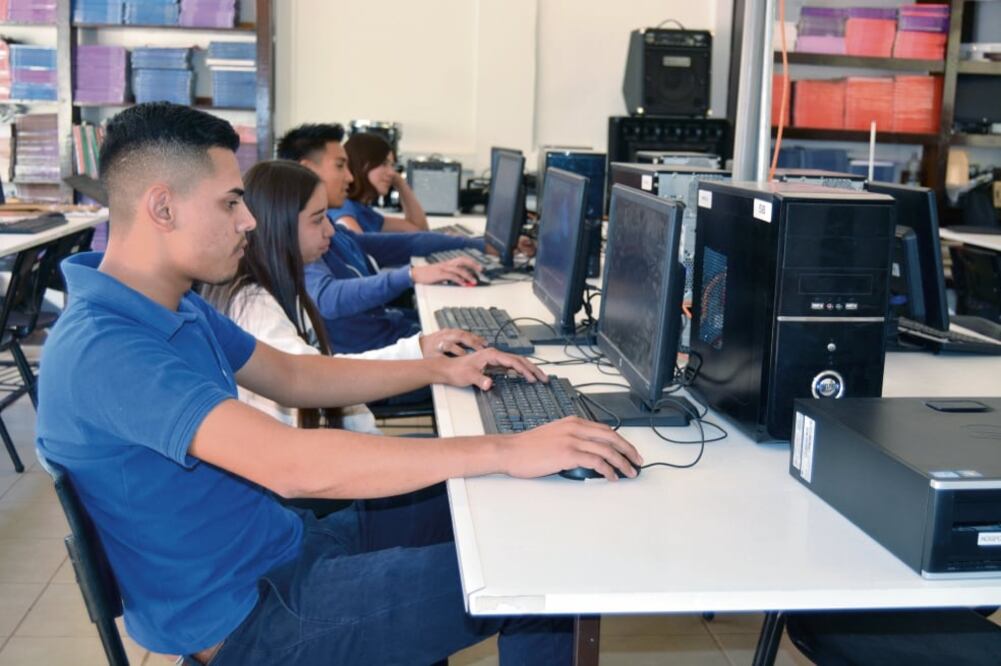 Las aulas cuentan con mecanismos electrónicos de la más alta tecnología para que los alumnos aprendan desde la plataforma de Google. Los jóvenes destacan los beneficios de estudiar en línea, por ejemplo, el bajo costo. 