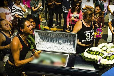 La mamá que entierra a sus “hijas” asesinadas