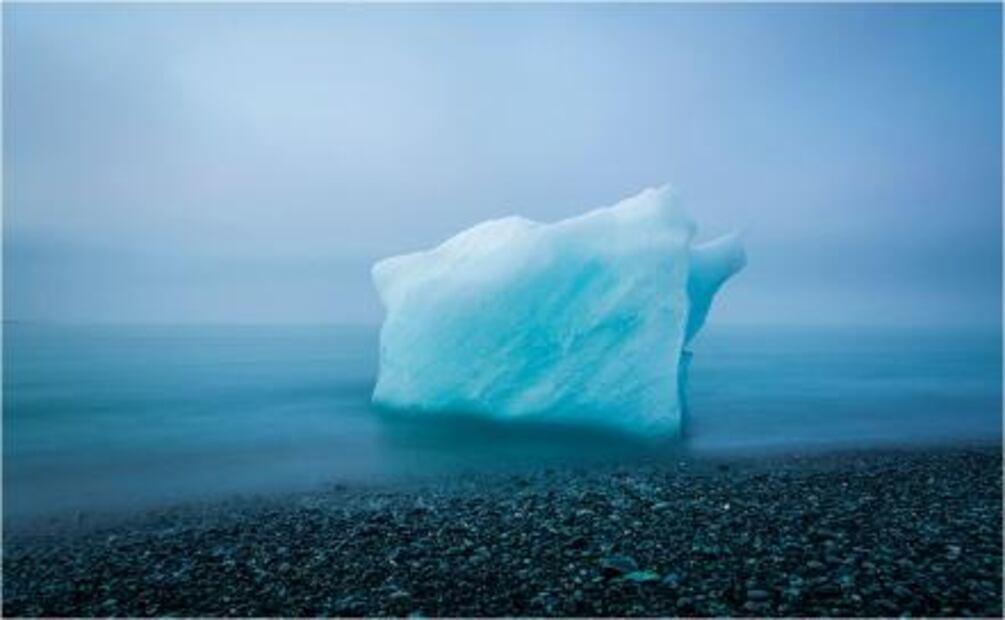 Mexicano recibe premio por capturar erupción de volcán en Colima