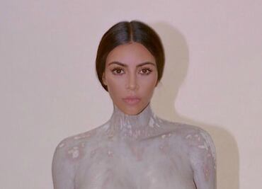 Kim Kardashian lanza perfume con forma de su cuerpo desnudo