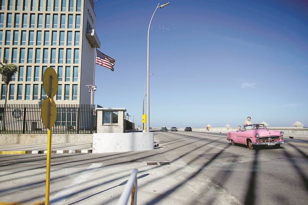 Turistas, cerca de la embajada de EU en La Habana. Washington anunció ayer más sanciones a la isla por su apoyo al régimen venezolano. Foto/ALEXANDRE MENEGHINI. REUTERS