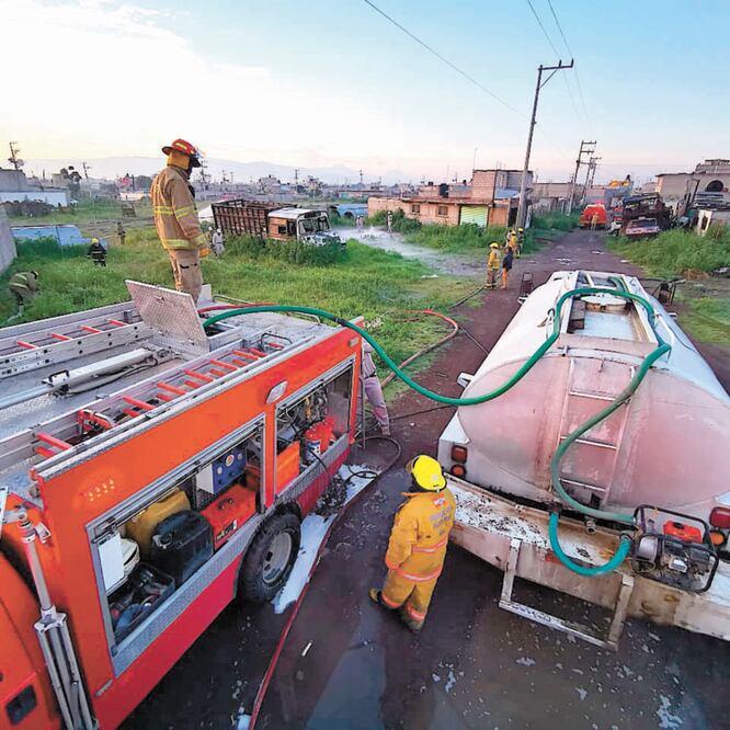 Tras varias horas, la filtración de combustible, que se reportó a las 4:00 horas, fue controlada y los vecinos pudieron regresar a sus hogares. Foto/IGNACIO RAMÍREZ. EL UNIVERSAL
