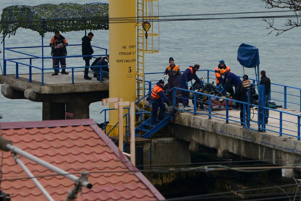 Trabajadores rusos de rescate recogen restos de un avión estrellado en un muelle junto a la localidad de Sochi, el domingo 25 de diciembre de 2016. (AP Foto/Viktor Klyushin)