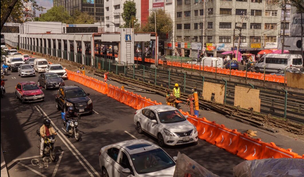 Trabajadores laboran en la construcción de la Calzada Flotante que ira sobre la Línea 2 del Metro en la Ciudad de México, el 22 de octubre de 2025. Foto: Osmar Alvarado/EL UNIVERSAL