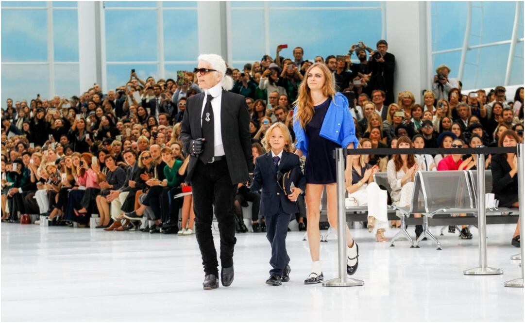 Karl Lagerfeld junto a la modelo Cara Delevingne, durante el desfile de Primavera/2016 en París
