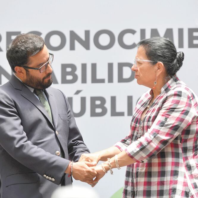CORTESÍA Víctor Hugo Romo, alcalde de Miguel Hidalgo, y Nashieli Ramírez, presidenta de la CDH, durante el acto en el que se ofrecieron disculpas públicas. CORTESÍA