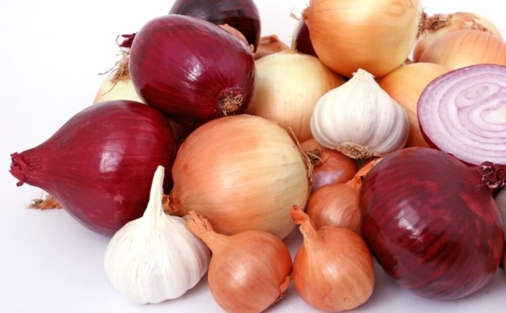 Cacha a su mamá comiendo una cebolla entera con limón… ¿a mordidas?