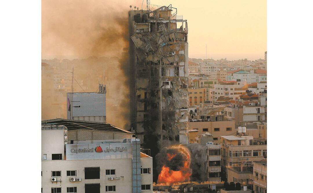 Dos imágenes revelan cómo un edificio en Al-Sharouk (izq.), en la Franja de Gaza, quedó reducido a escombros tras un ataque aéreo lanzado ayer por Israel. Foto: Qusay Dawud/ AFP.
