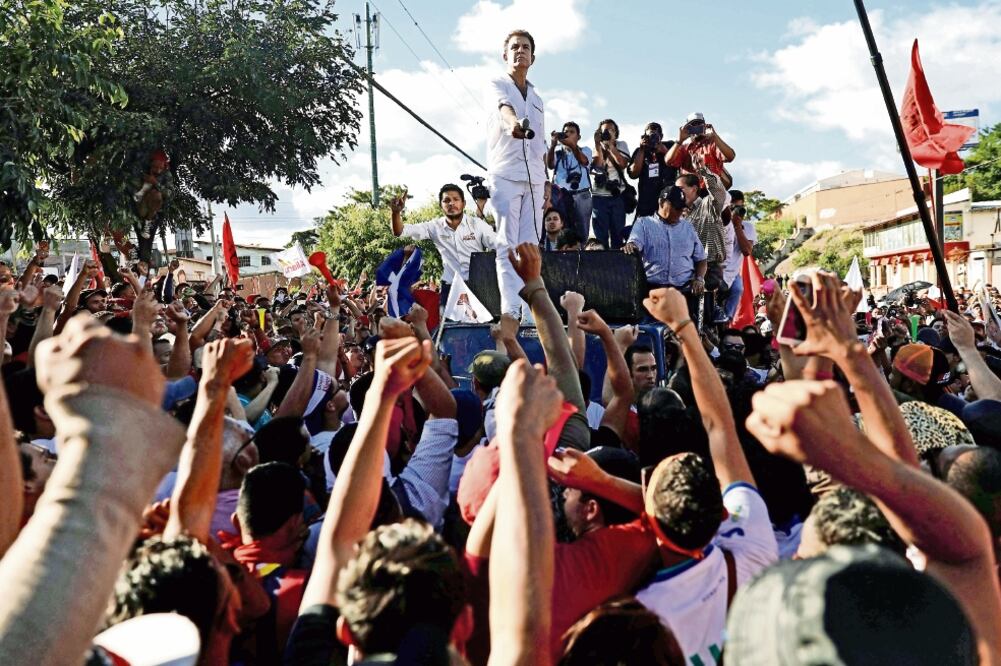 El candidato de la Alianza Opositora, Salvador Nasralla, encabezó ayer una protesta contra lo que considera, es un fraude electoral. (EDGARD GARRIDO. REUTERS)