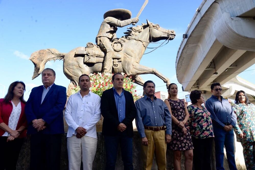 Blanco montó una guardia de honor al general Emiliano Zapata en el aniversario de su natalicio. Foto: Twitter @cuauhtemocb10