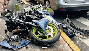 Biker se pasa el alto, choca contra un poste y queda al borde de la muerte en Tlalpan