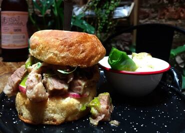 Esta hamburguesa chilanga trae suadero, salsa de pápalo y cuaresmeños asados