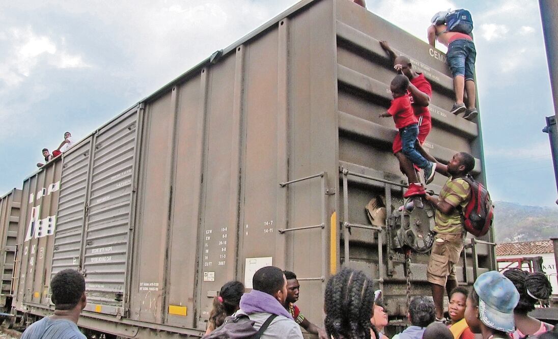 Unos 400 migrantes que buscan el sueño americano arriesgan su vida para subirse al tren que los acerca a Estados Unidos. MA. DE JESÚS PETERS. EL UNIVERSAL