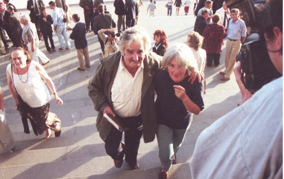 Apertura de nuevo periodo legislativo, Lucia Topolansky y José Mujica, subiendo las escaleras del Palacio Legislativo, en el año 2000. Foto: cortesía El País
