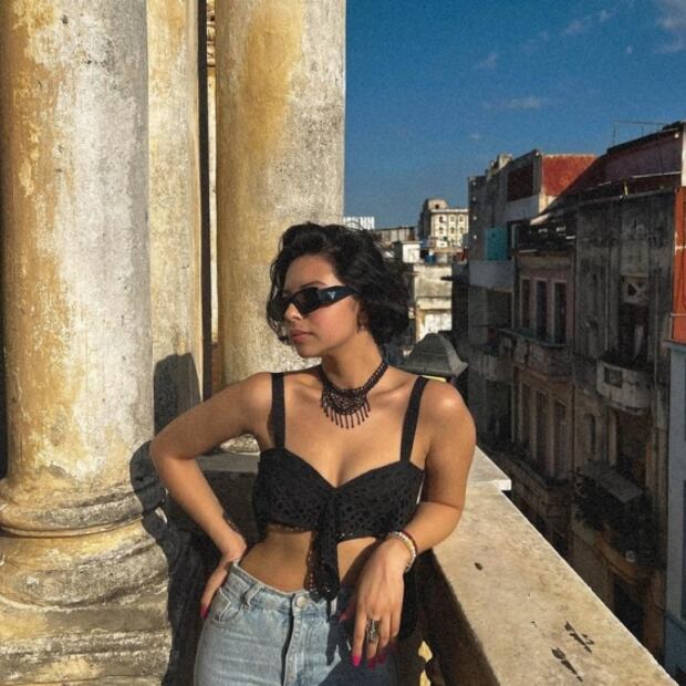 Los looks de Ángela Aguilar durante su viaje a Cuba